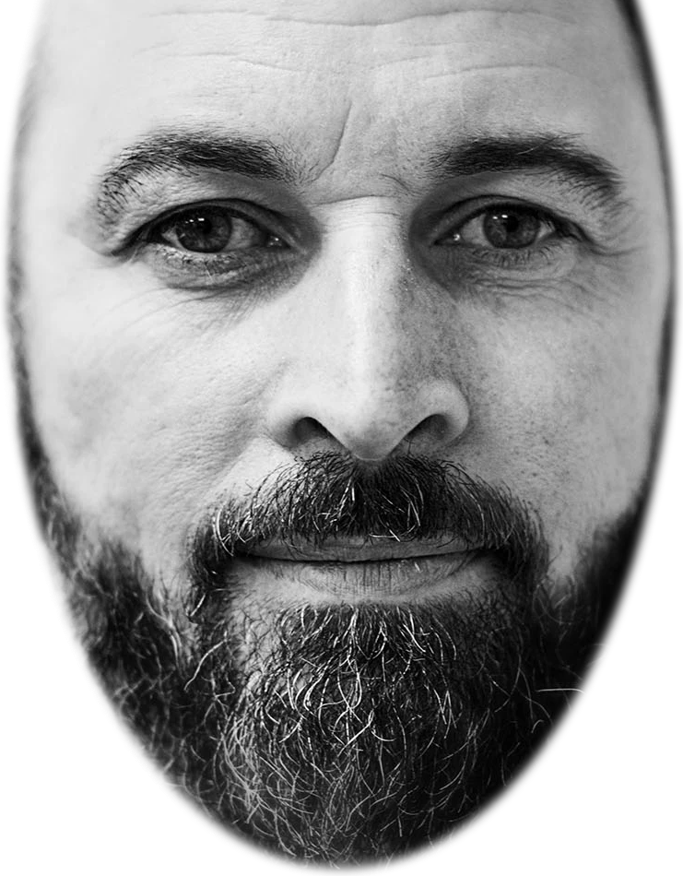Retrato en blanco y negro de Santiago Abascal, sin la parte superior del cráneo